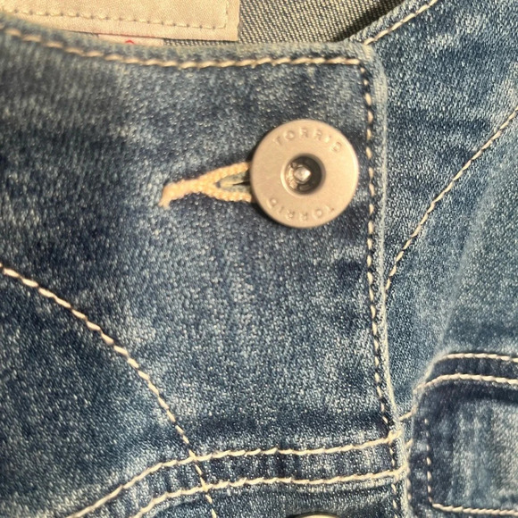 Torrid first at fit ladies collarless collar denim jacket SZ 3  button Jean. - Picture 7 of 16